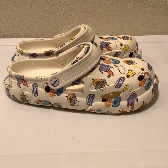 Boys Girls Clogs Kids Classic Garden Water Clogs Astronaut Print 36-37 - Picture 4 of 12